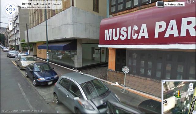 Entrada a la Plaza por la Calle de Detroit.