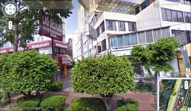 Entrada a la Plaza por la parte frontal de Insurgentes Sur.